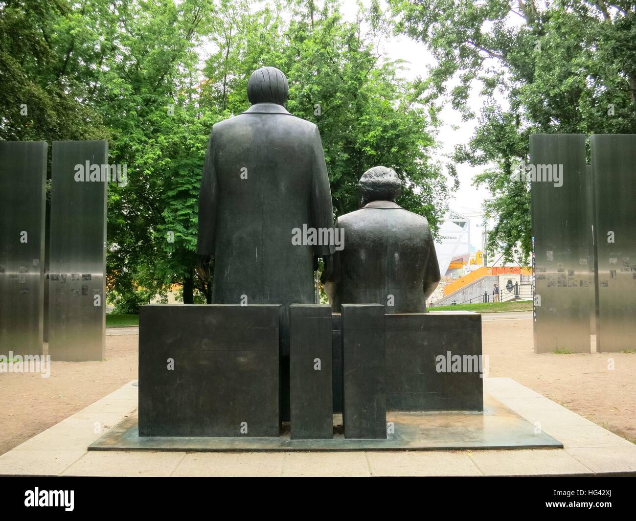 Monument montrant Karl Marx et Friedrich Engels dans Berlin - Allemagne - juin 2016. Dans le monde d'utilisation | Banque D'Images