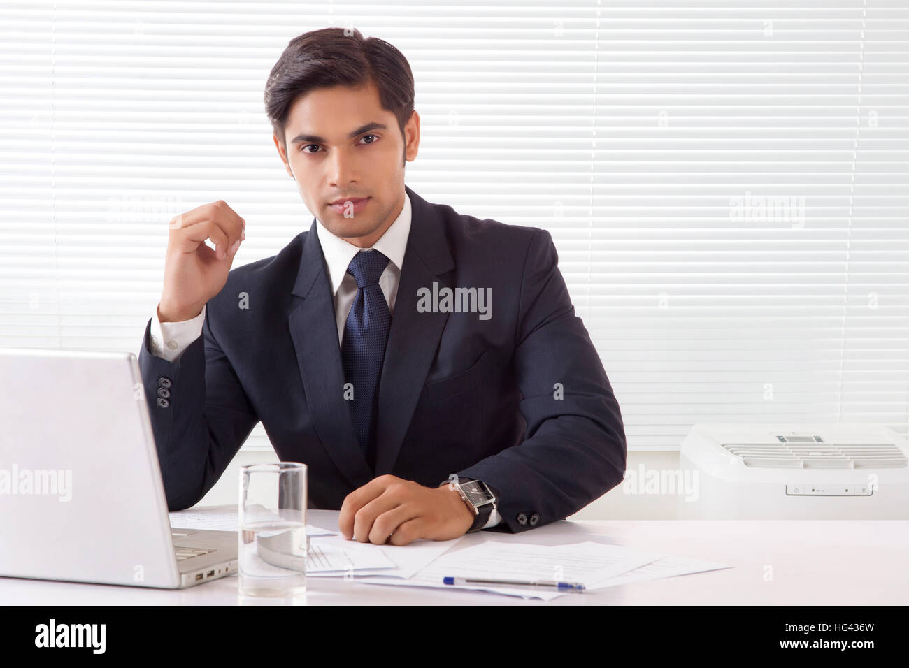 Jeune homme professionnel de bureau avec un ordinateur portable sur la table Banque D'Images