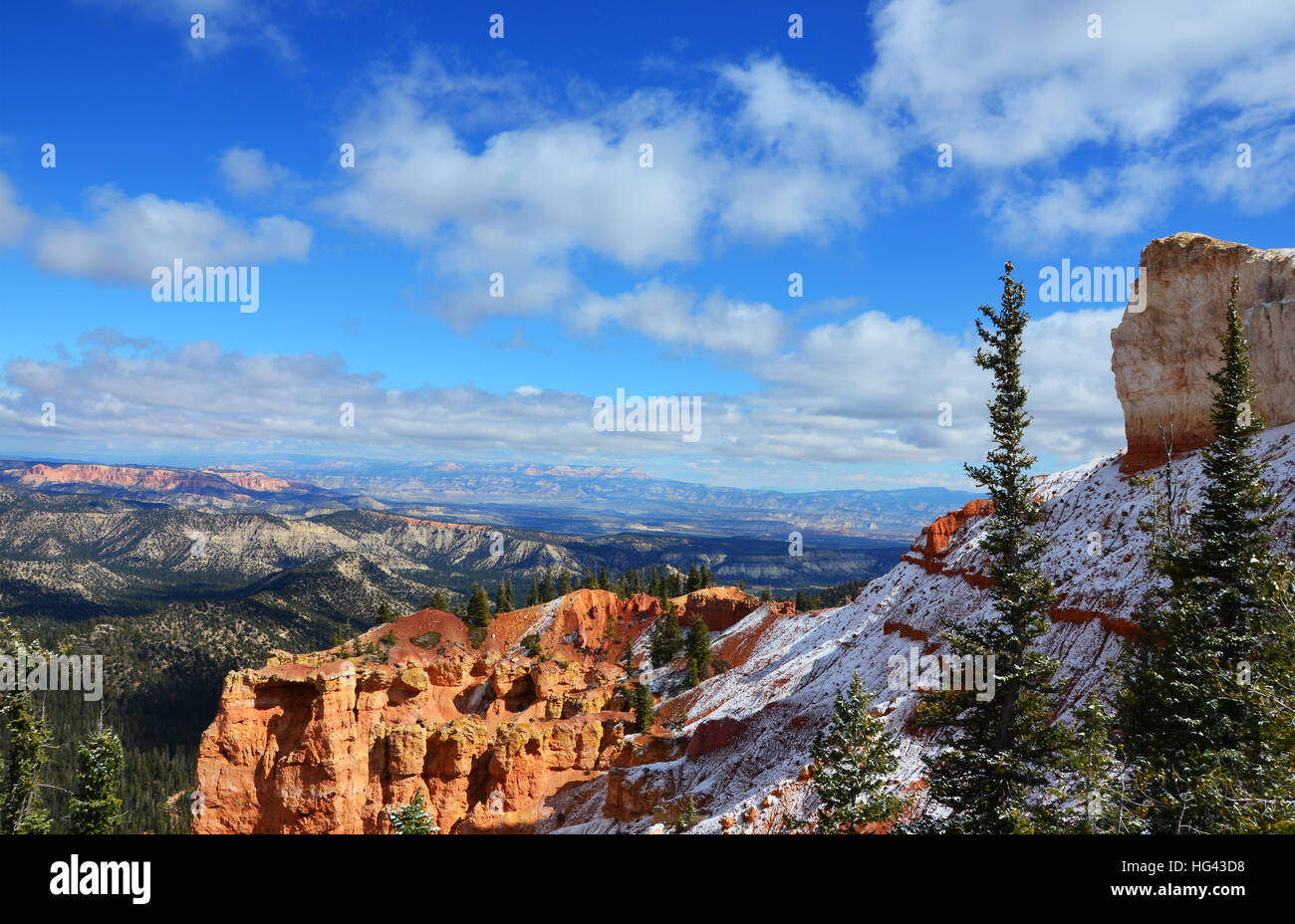 Bryce Canyon recouvert de neige sur un jour d'hiver glacial Banque D'Images
