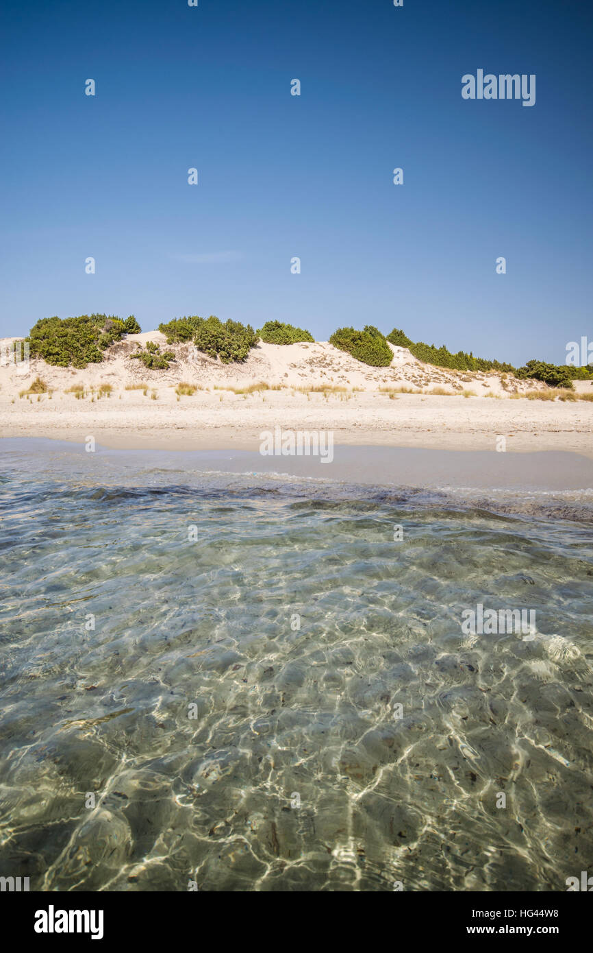 Mer transparente et l'eau cristalline de l'île de Sardaigne, Italie. Banque D'Images