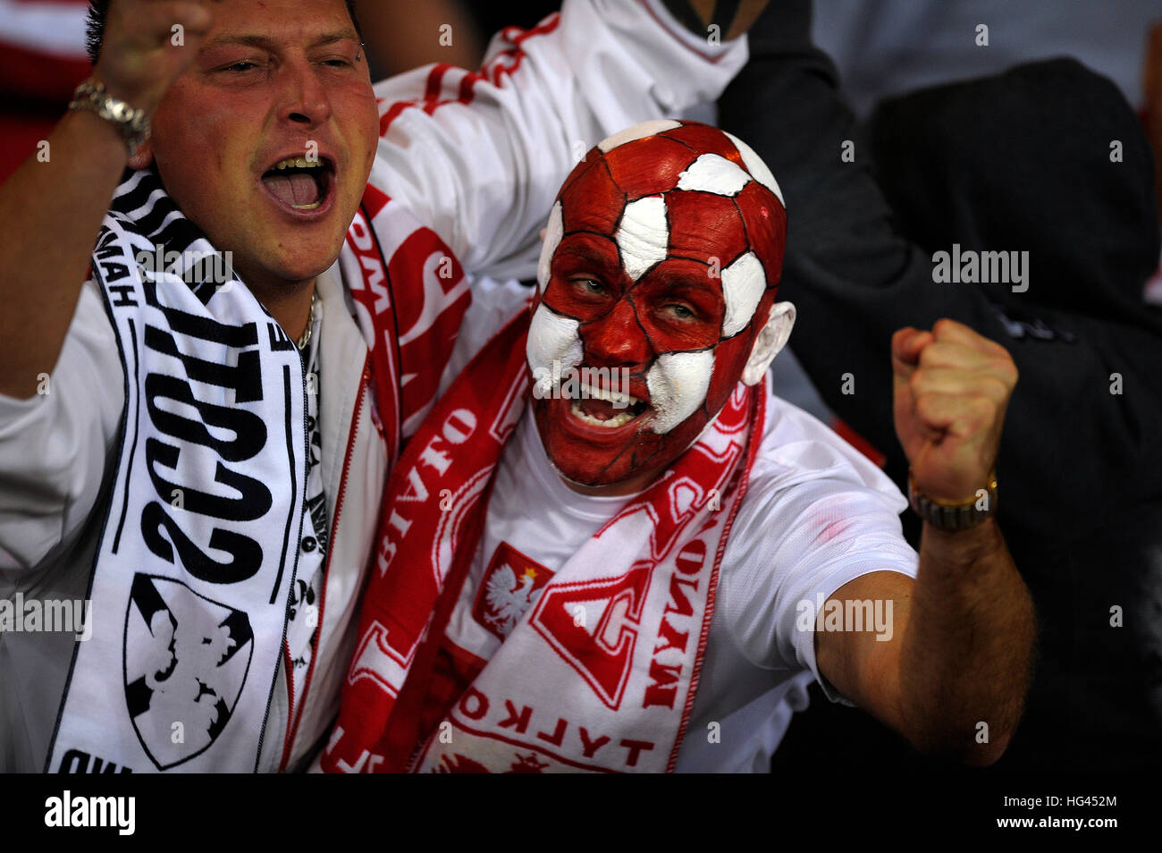 Polish football fans célébrer lors d'un match européen de qualification de l'UEFA. L'Écosse V Pologne. Hampden Park, Glasgow 8/10/15. Banque D'Images