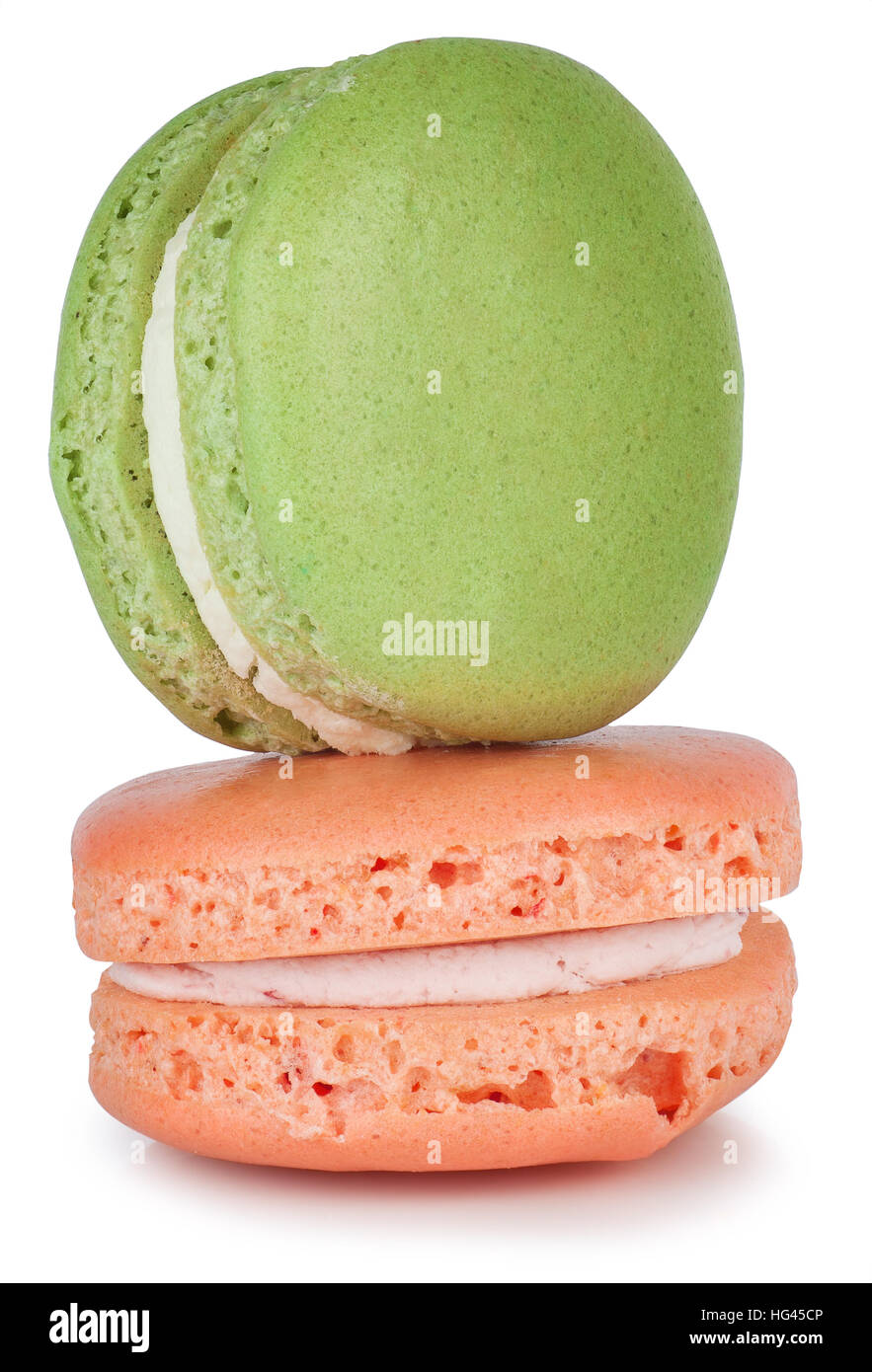 Paire de vert et rose macarons cake isolé sur fond blanc Banque D'Images