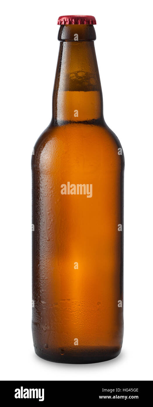 La bière en bouteille de verre brun, avec des gouttes isolé sur fond blanc Banque D'Images