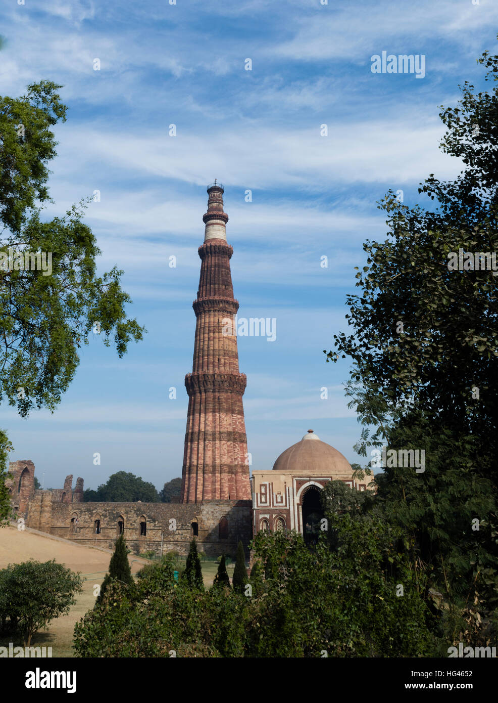 Qutub Minar et Alai Darwaza intérieur complexe Qutb (dépêche écrite dans Banque D'Images