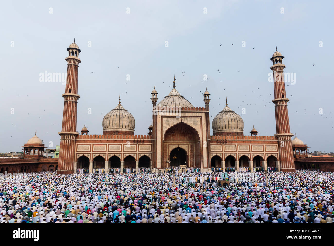 Les gens priant dans Jama Masjid de Chandni Chowk. Banque D'Images