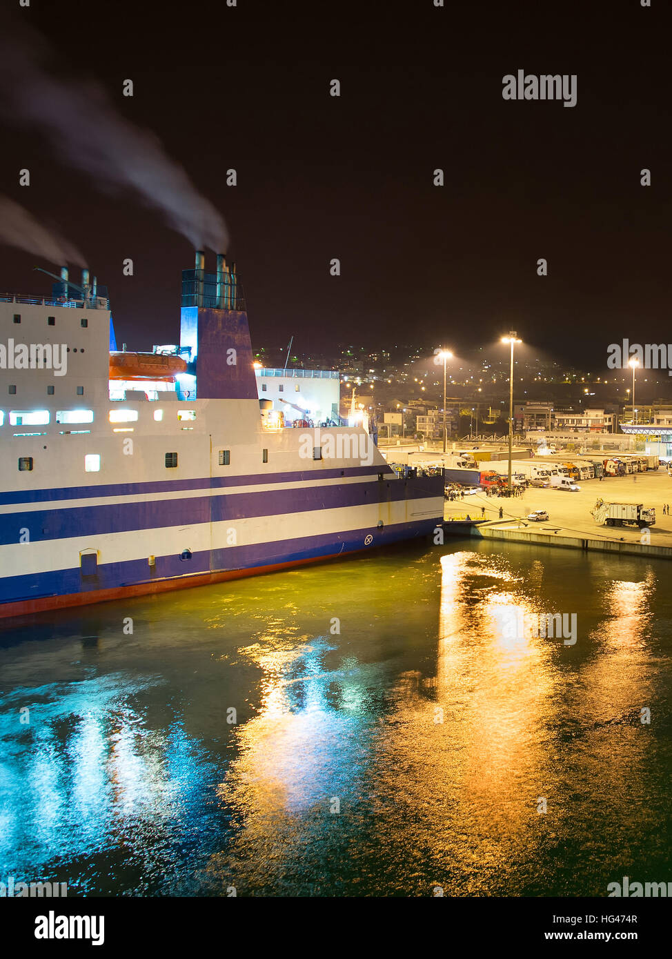Le port ferry de nuit lors du chargement et de l'embarquement. Banque D'Images