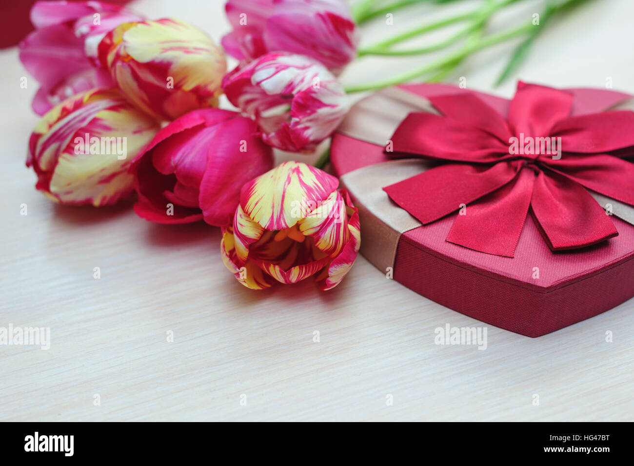 Bouquet de tulipes et boîte-cadeau avec red bow Banque D'Images