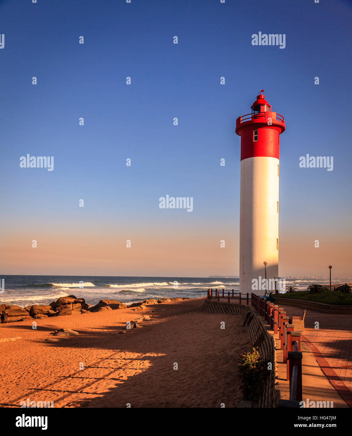 Umhlanga Lighthouse sur la rive de l'Océan Indien à Durban, Afrique du Sud. Banque D'Images