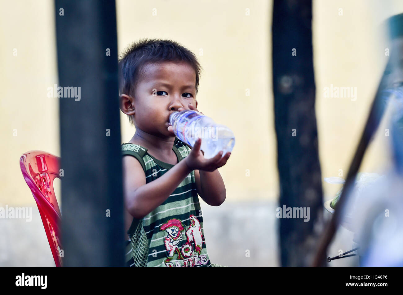 Enfants dans les rues sur le Cambodge Banque D'Images