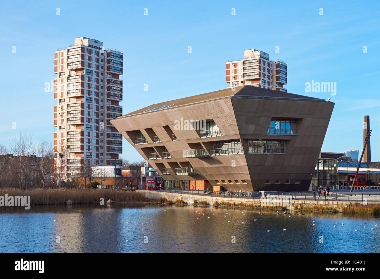 Bâtiment moderne de la Bibliothèque canadienne de l'eau avec des blocs résidentiels derrière, Londres Angleterre Royaume-Uni UK Banque D'Images