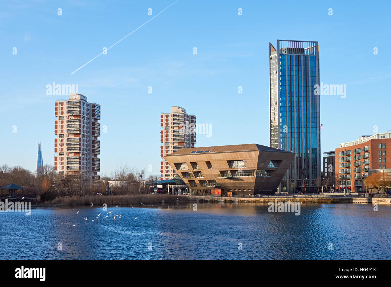 Bâtiment moderne de la Bibliothèque canadienne de l'eau avec des blocs résidentiels derrière, Londres Angleterre Royaume-Uni UK Banque D'Images