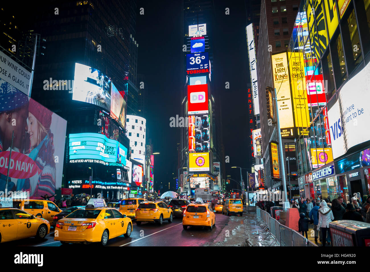 NEW YORK CITY - 17 décembre 2016 : le trafic et foule remplir Times Square que la ville se prépare pour le Nouvel An. Banque D'Images