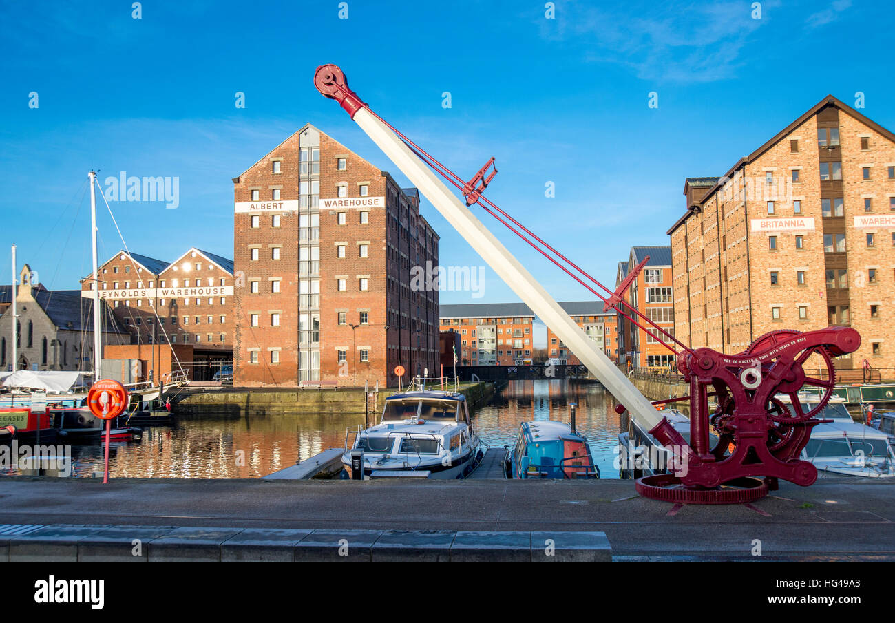 Victoria Dock avec des entrepôts et des bateaux à Gloucester Docks zone de régénération Banque D'Images