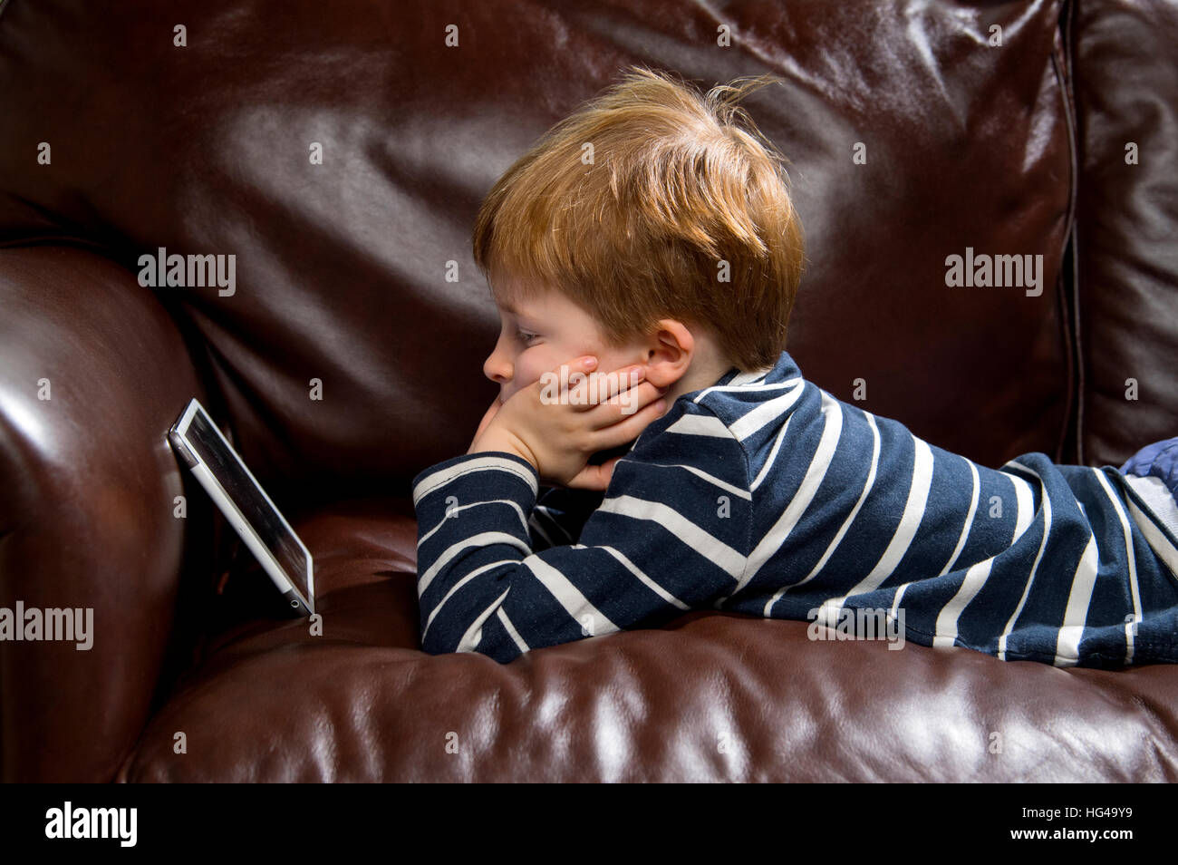 L'utilisation de la technologie de l'enfant. Garçon de 5 ans avec un ordinateur tablette ou iPad Banque D'Images