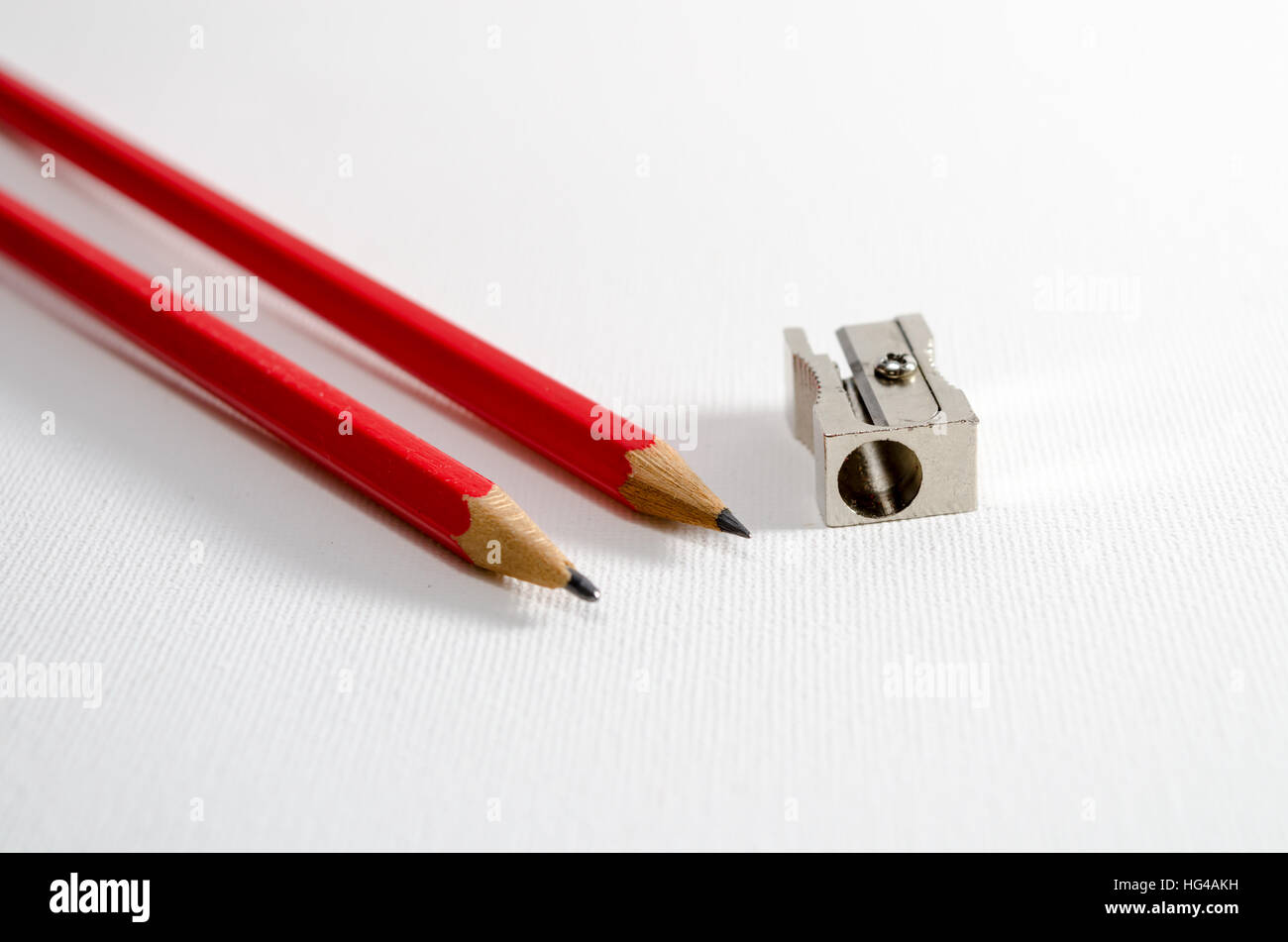 Une photographie de quelques crayons et un taille-crayon Banque D'Images