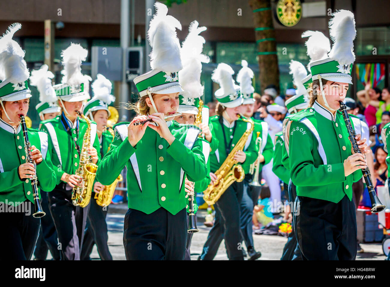 Portland, Oregon, USA - 6 juin 2015 : Wilson High School Marching Band dans la Grande Parade Floral au cours de Portland Rose Festival 2015. Banque D'Images