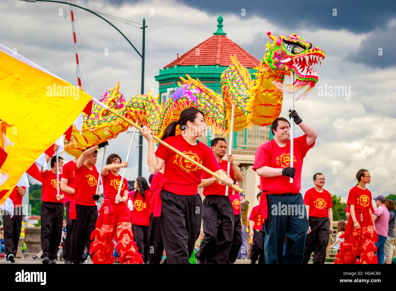 Portland, Oregon, USA - 11 juin 2016 : Portland Lee's Association et l'équipe de Dragon Danse du lion dans la Grande Parade Floral au cours de Portland Rose Festival 20 Banque D'Images