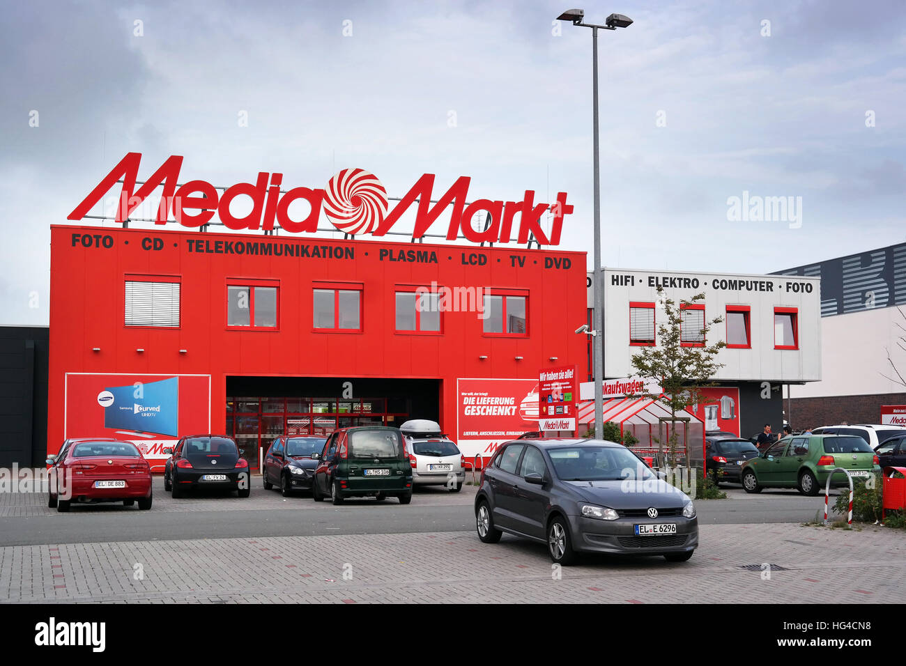 Parking en face de red Media Markt store avec logo sur le dessus en Allemagne Banque D'Images