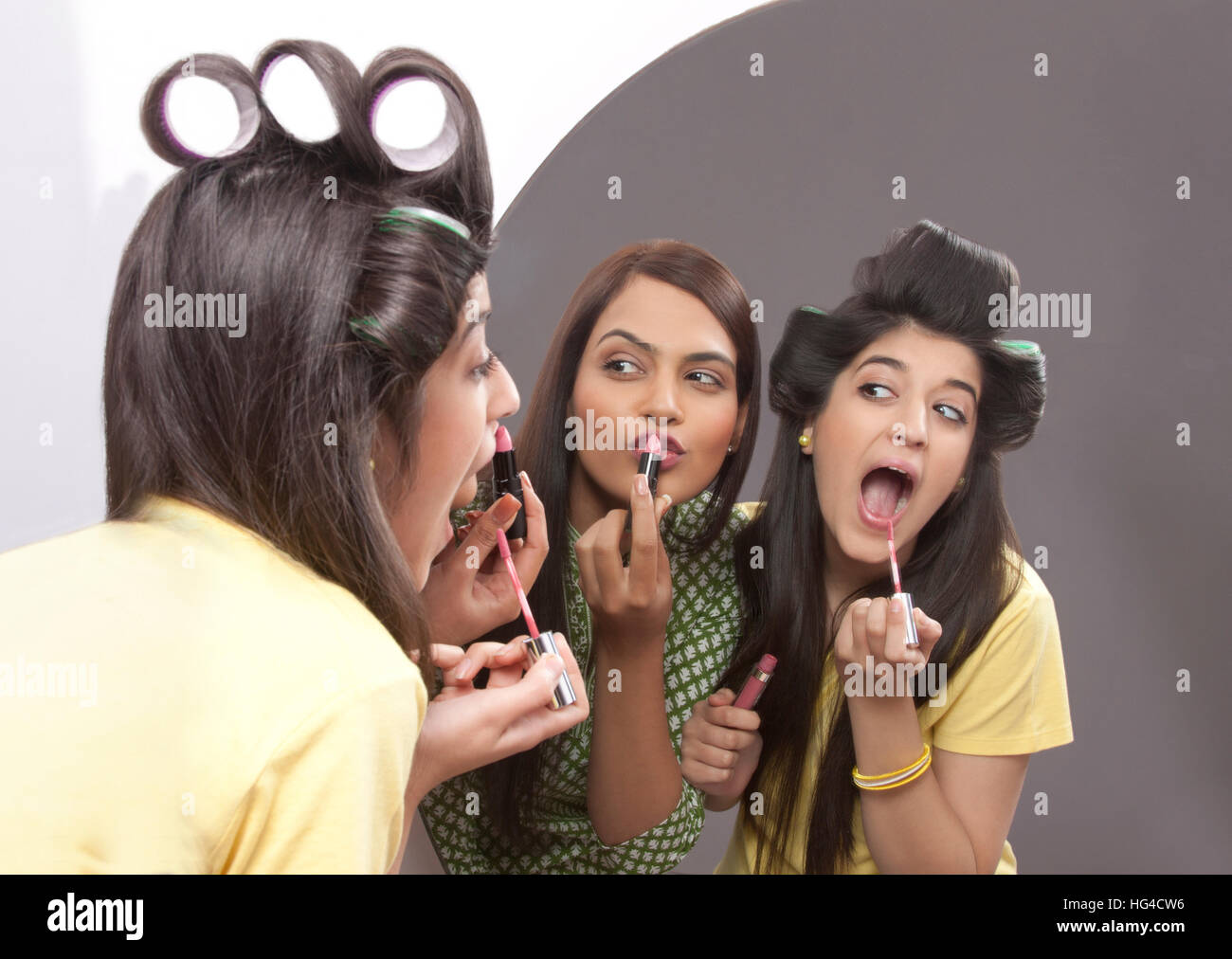 Young woman applying lipstick sur son ami Banque D'Images