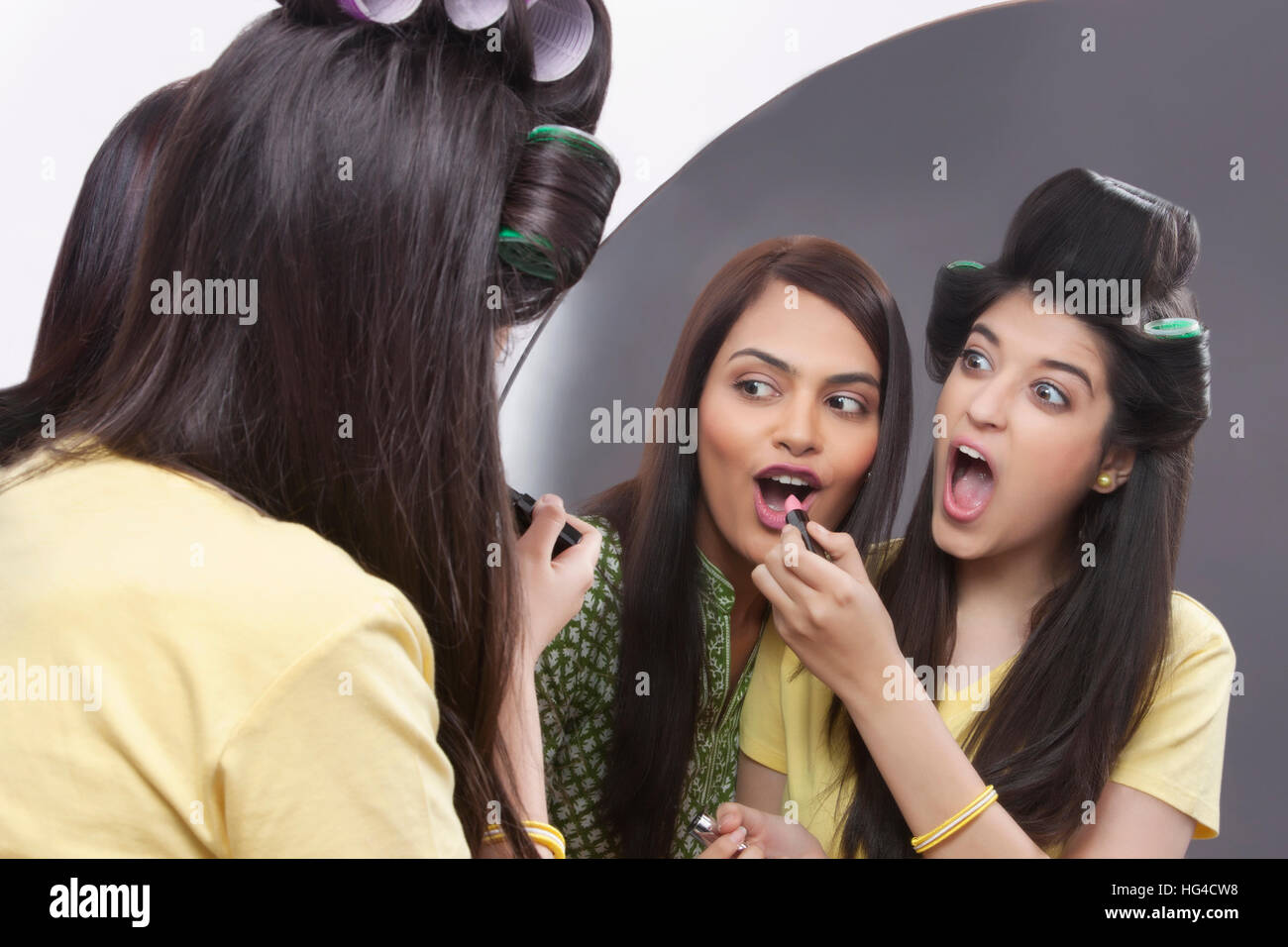 Young woman applying lipstick sur son ami Banque D'Images