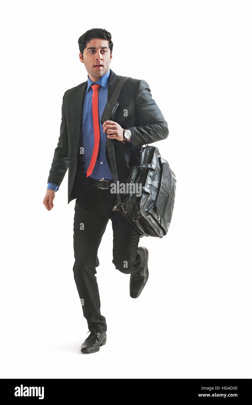 Young businessman holding briefcase et exécution Banque D'Images