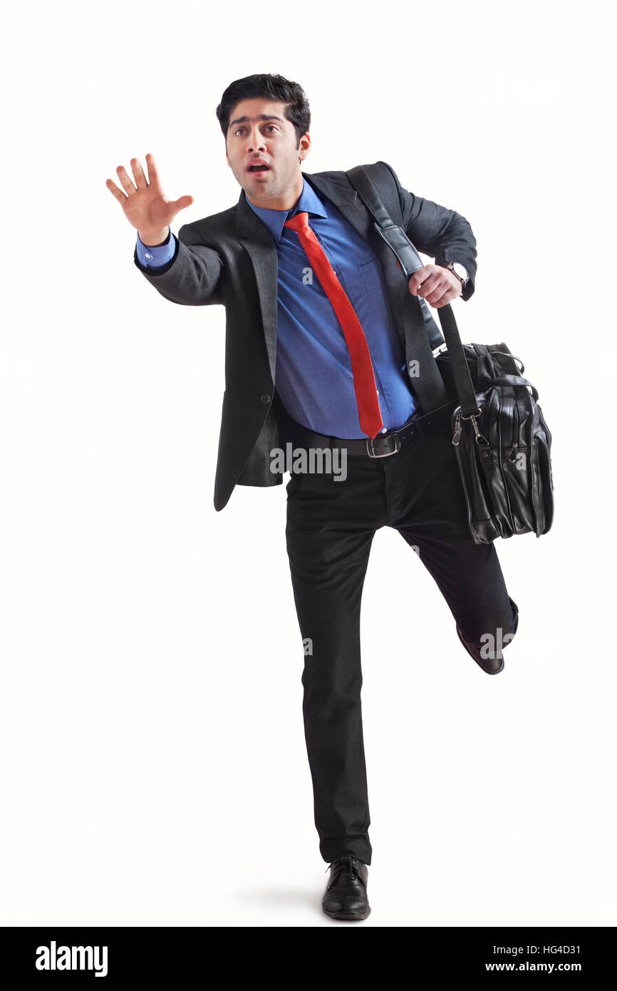 Young businessman holding briefcase et exécution Banque D'Images