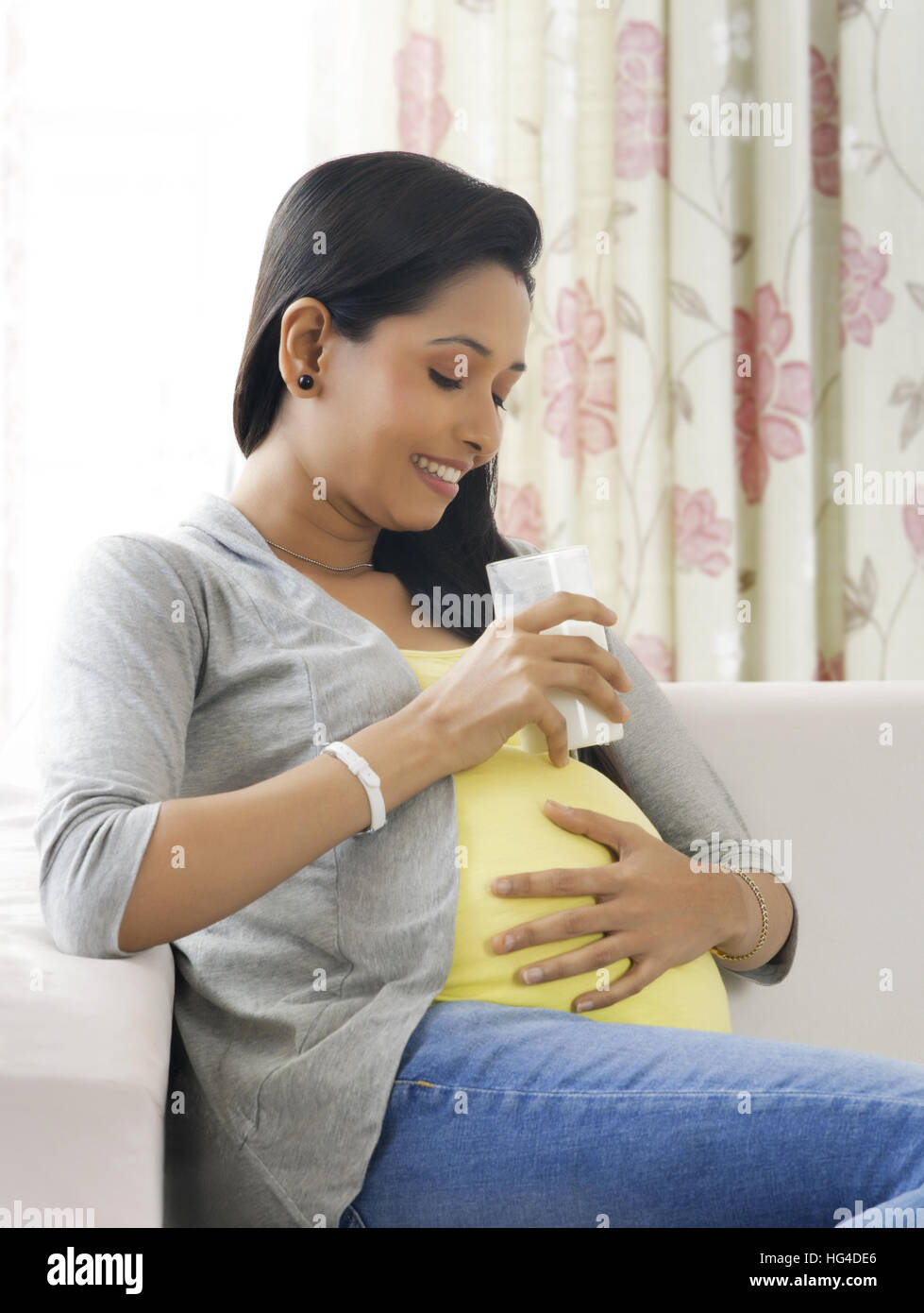 Pregnant woman holding verre de lait Banque D'Images