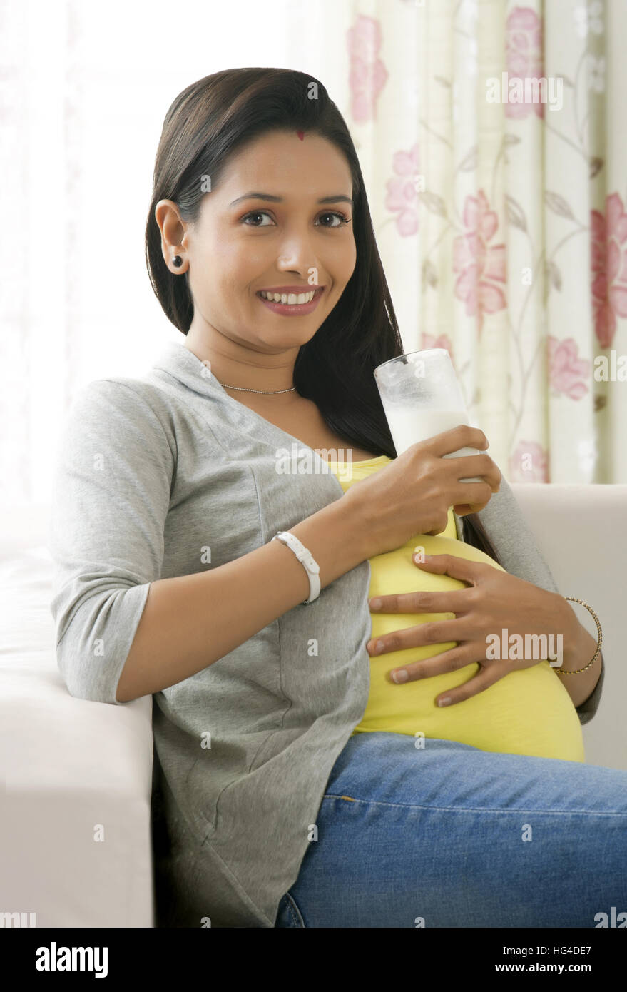 Pregnant woman holding verre de lait Banque D'Images