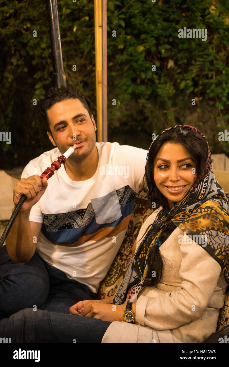 Couple on soirée dans un restaurant traditionnel, Darband, dans le nord de Téhéran, Iran, Moyen-Orient Banque D'Images