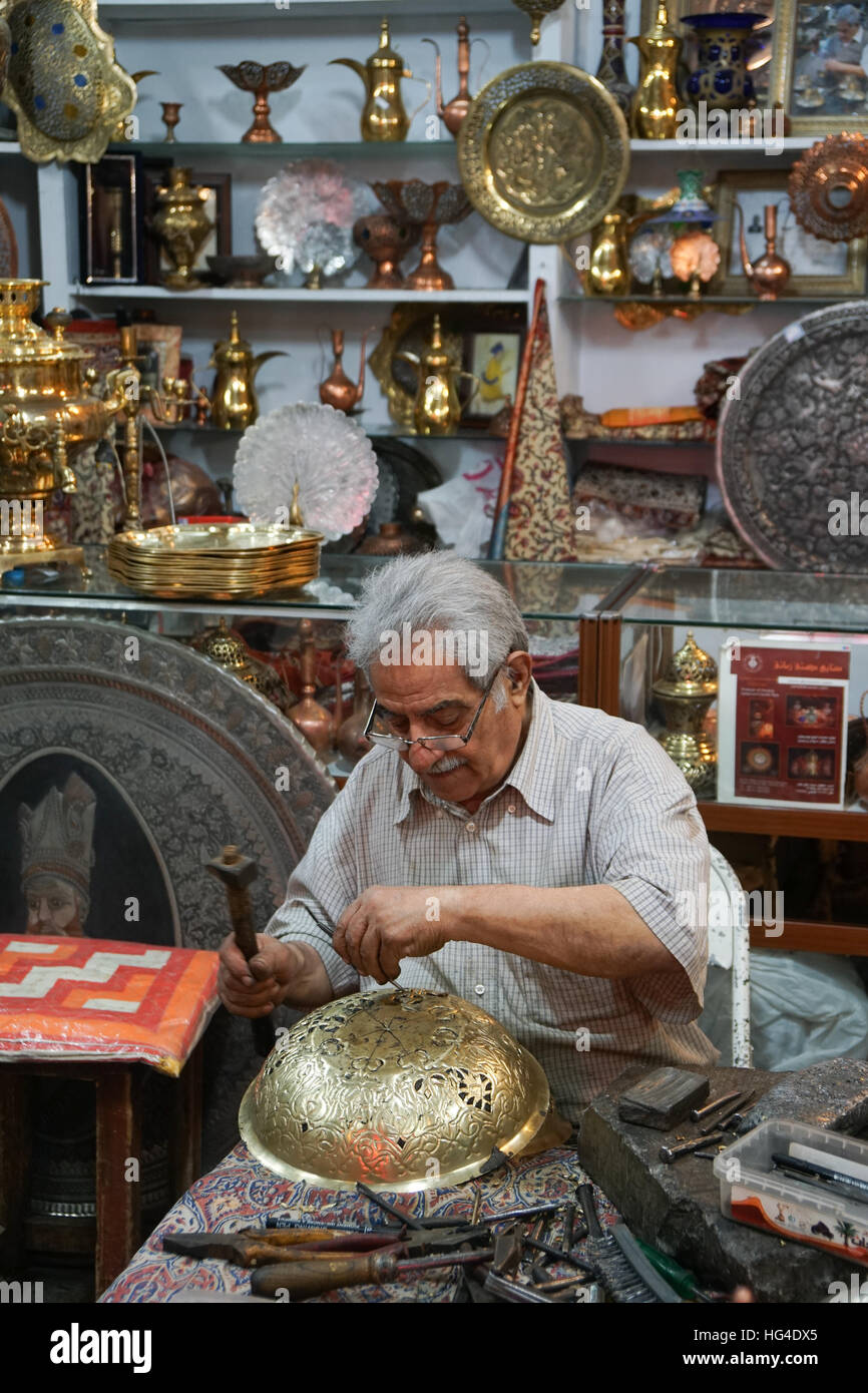 Métallier,deux bazaaris bavarder au comptoir d'un magasin de ferronnerie, Grand Bazar, Isfahan, Iran, Moyen-Orient Banque D'Images