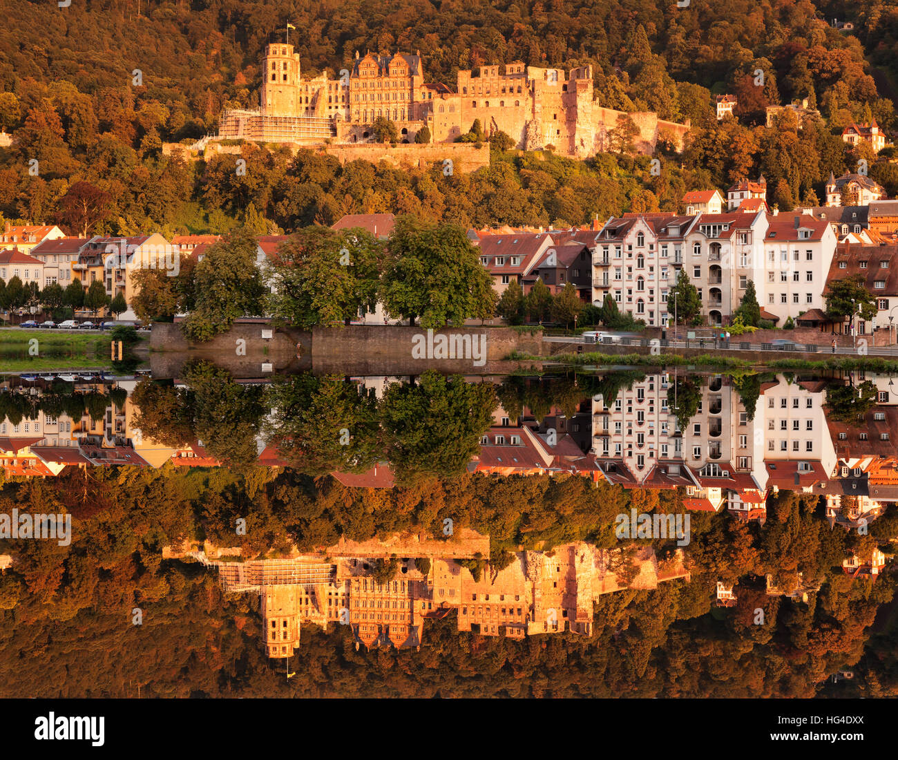 Vue sur la rivière Neckar au château au coucher du soleil, Heidelberg, Bade-Wurtemberg, Allemagne Banque D'Images