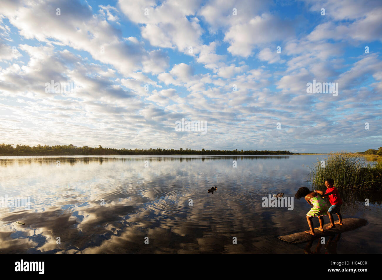 Nuages au coucher du soleil, des lacs, du canal des Pangalanes Tamatave, zone orientale Banque D'Images