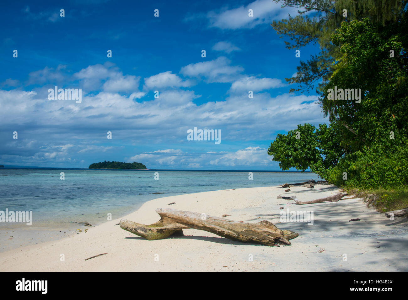 L'eau turquoise et une plage de sable blanc sur l'île de Noël, Buka, Bougainville, en Papouasie-Nouvelle-Guinée, du Pacifique Banque D'Images