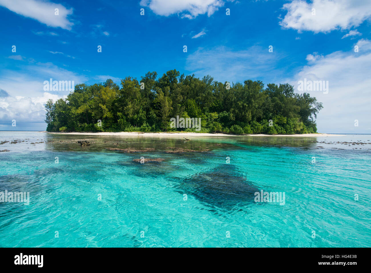 L'eau turquoise et une plage de sable blanc sur l'île de Noël, Buka, Bougainville, en Papouasie-Nouvelle-Guinée, du Pacifique Banque D'Images