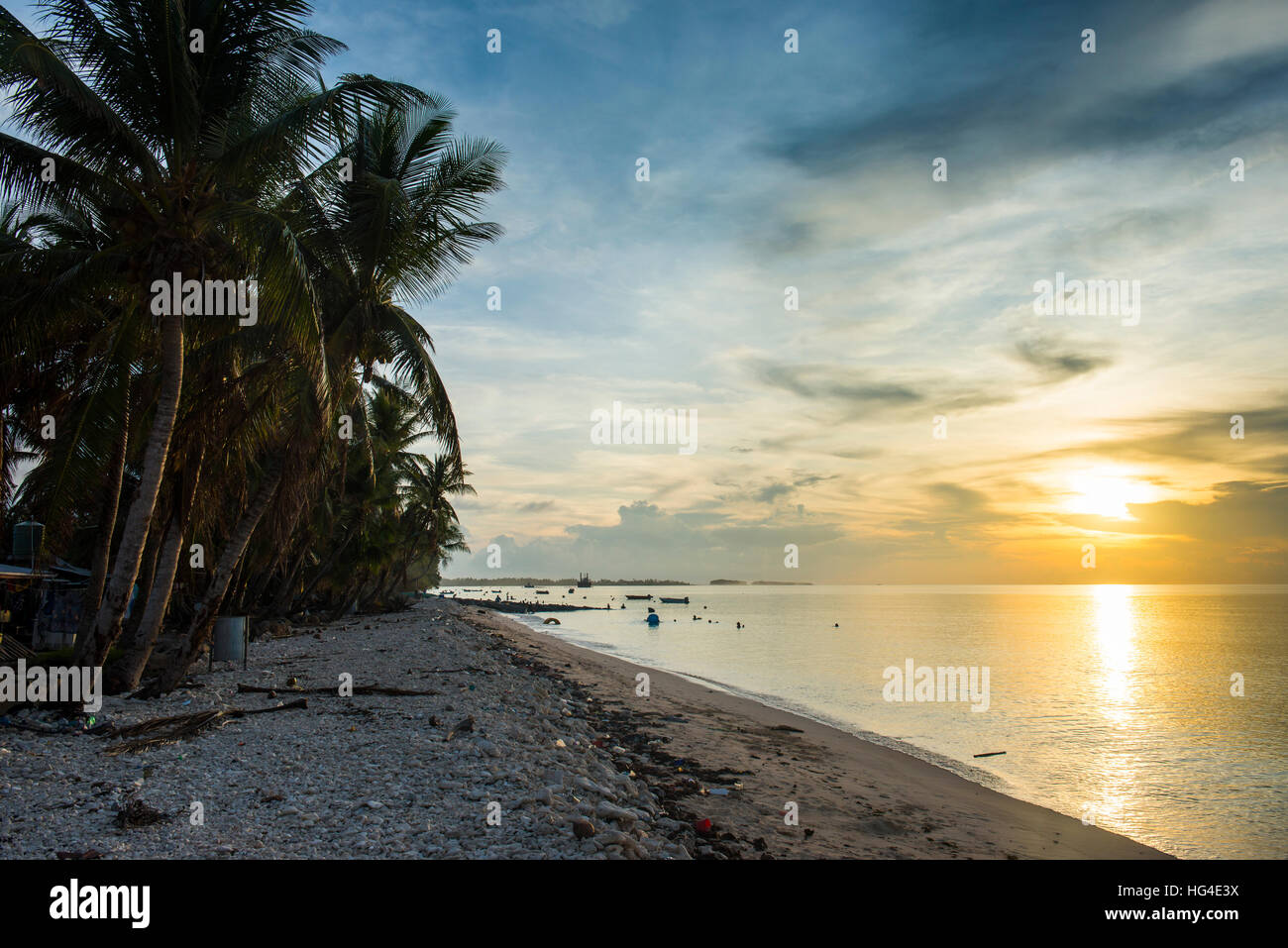 La plage au coucher du soleil, Funafuti, Tuvalu, le Pacifique Sud Banque D'Images