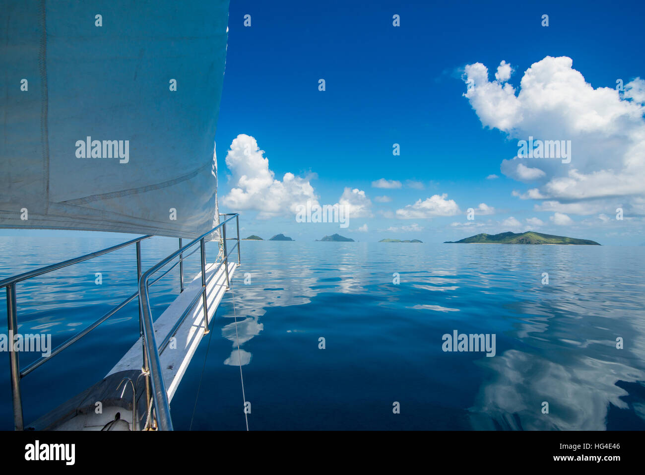 Navigation dans les eaux de la très plat Yasawa Islands, Fidji, Pacifique Sud Banque D'Images