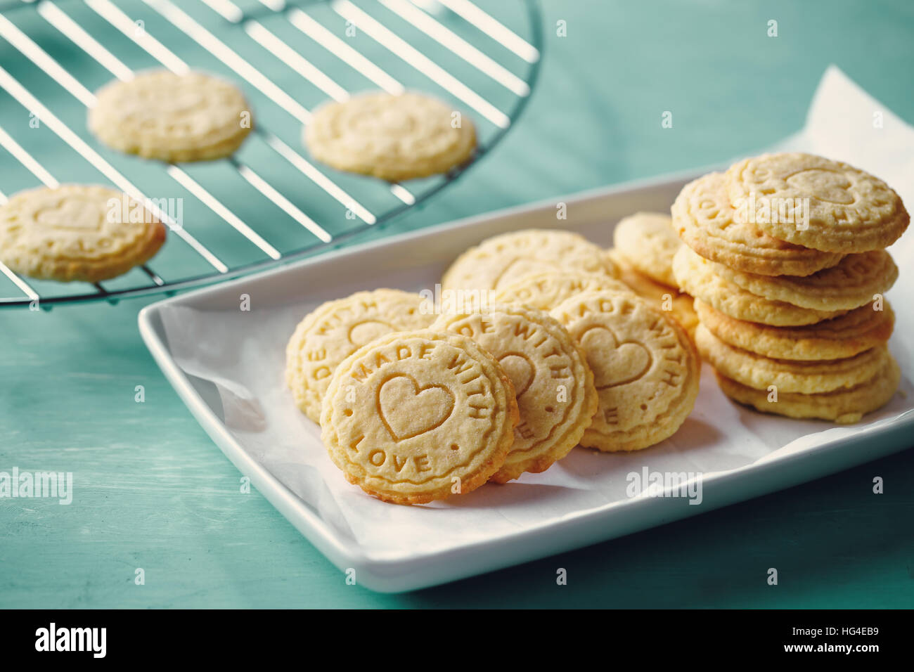 Biscuits estampillé avec "made with love", sur la plaque Banque D'Images