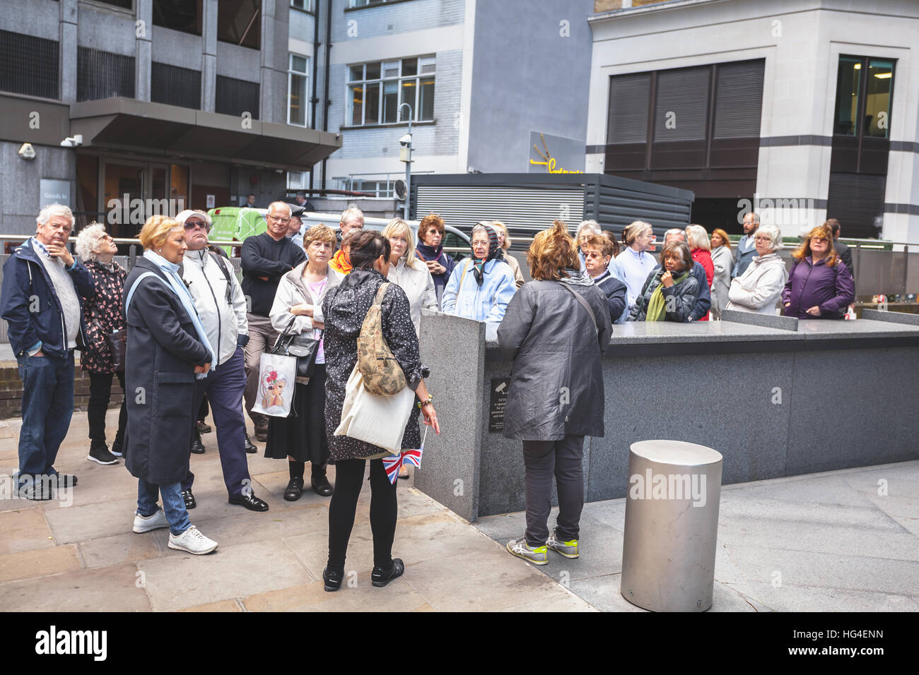 Londres le Gherkin ; un groupe d'âge moyen et leur guide sur une tournée à Londres Banque D'Images