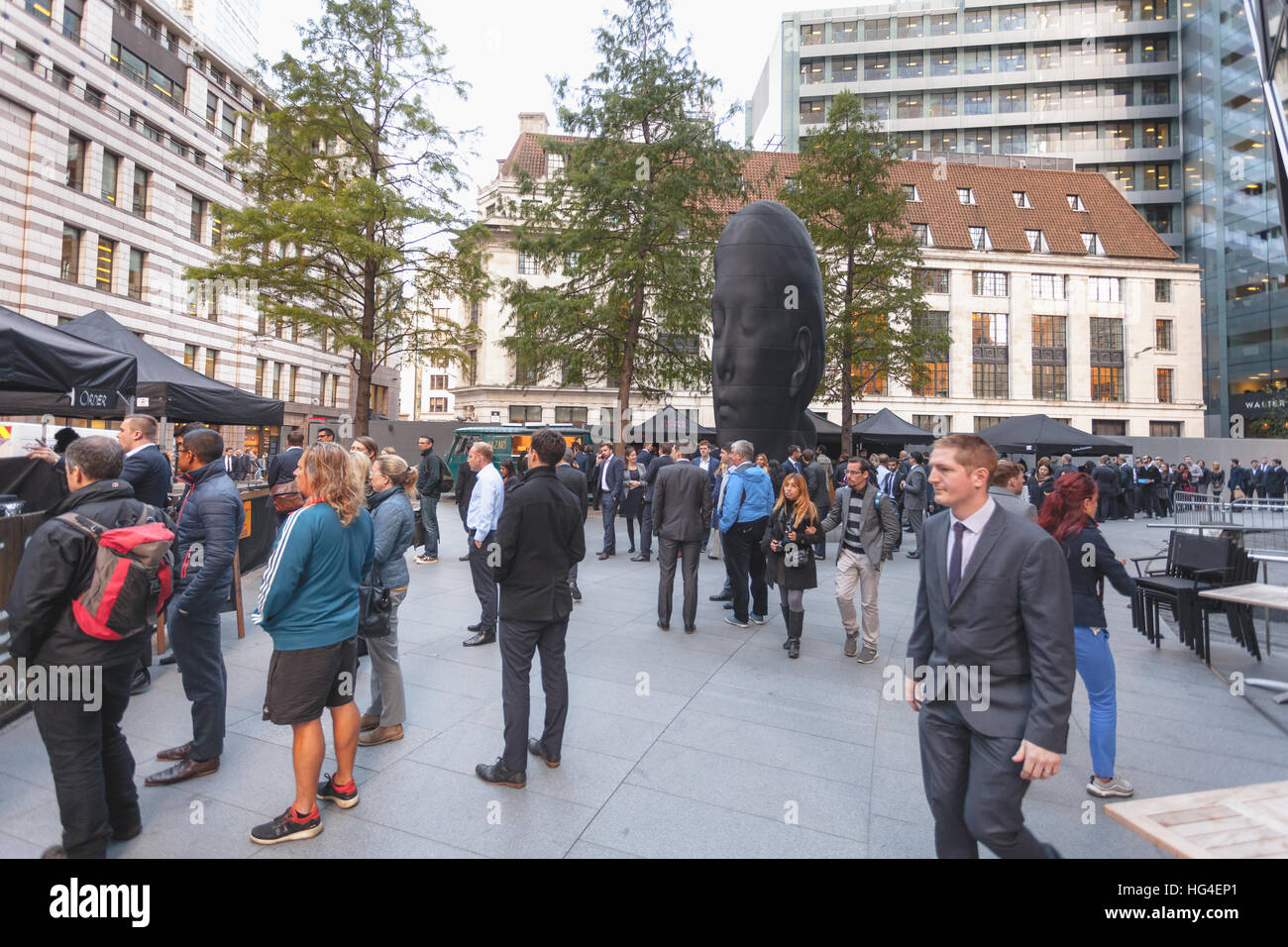 Pause déjeuner à l'extérieur de Londres le Gherkin. Les gens qui attendent en ligne pour les différents stands de nourriture de rue Banque D'Images