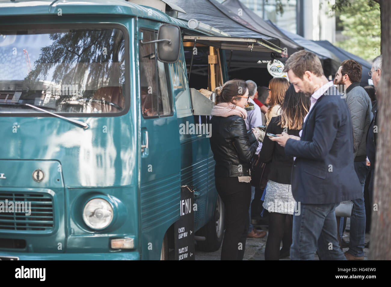 Pause déjeuner à l'extérieur de Londres le Gherkin. Les gens qui attendent en ligne pour les différents stands de nourriture de rue Banque D'Images