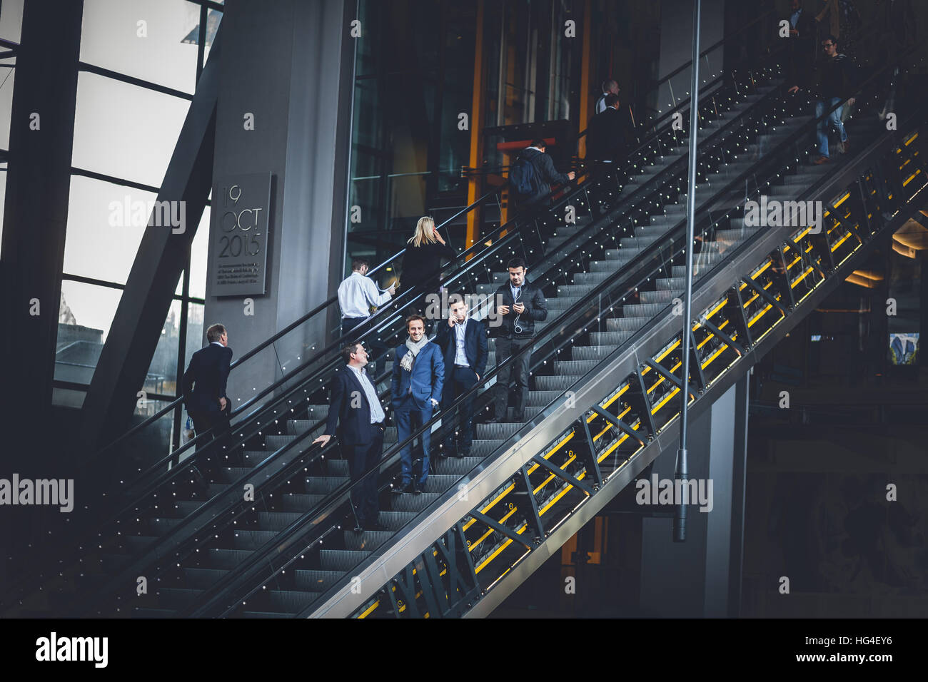 Londres Le Leadenhall Building, les gens sur les escaliers mécaniques entrant et sortant du bâtiment Banque D'Images