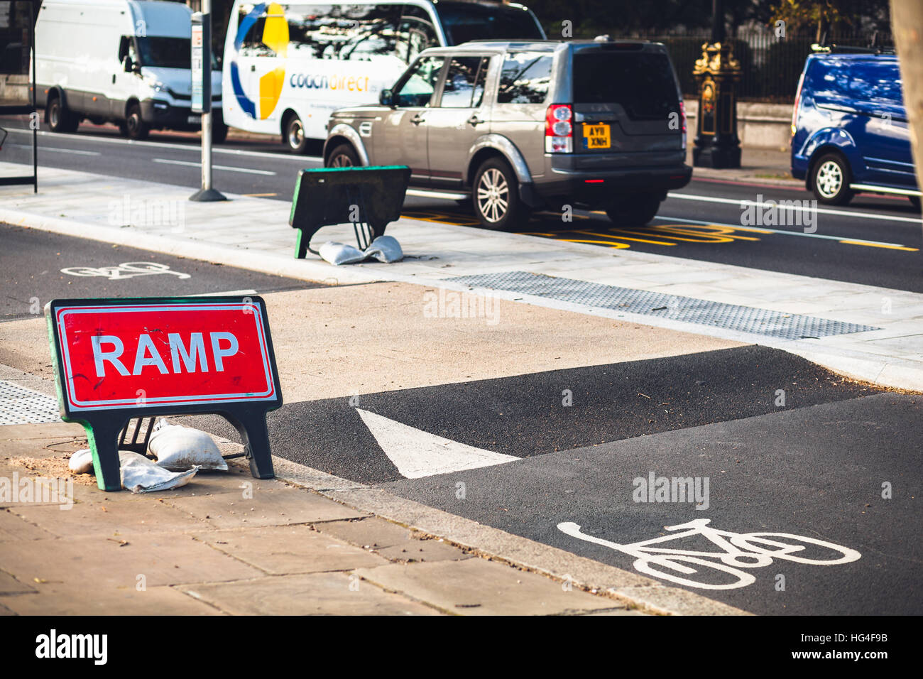 Panneau rampe signe rouge indicateur pour les cyclistes sur une piste vélo Banque D'Images