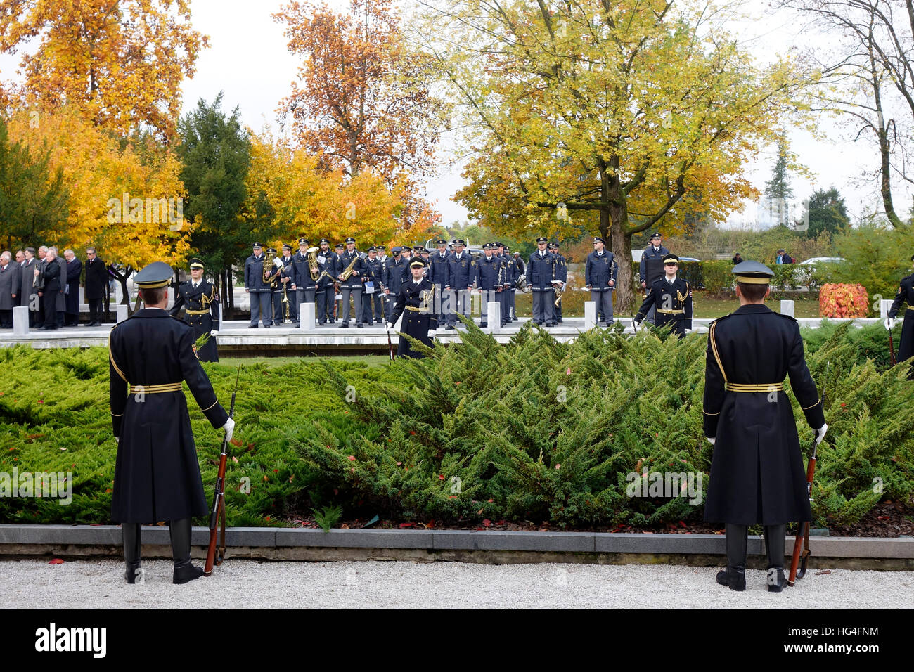 Un peloton de garde militaire slovène est aligné en Žale cimetière central. Ljunljana, Slovénie Banque D'Images