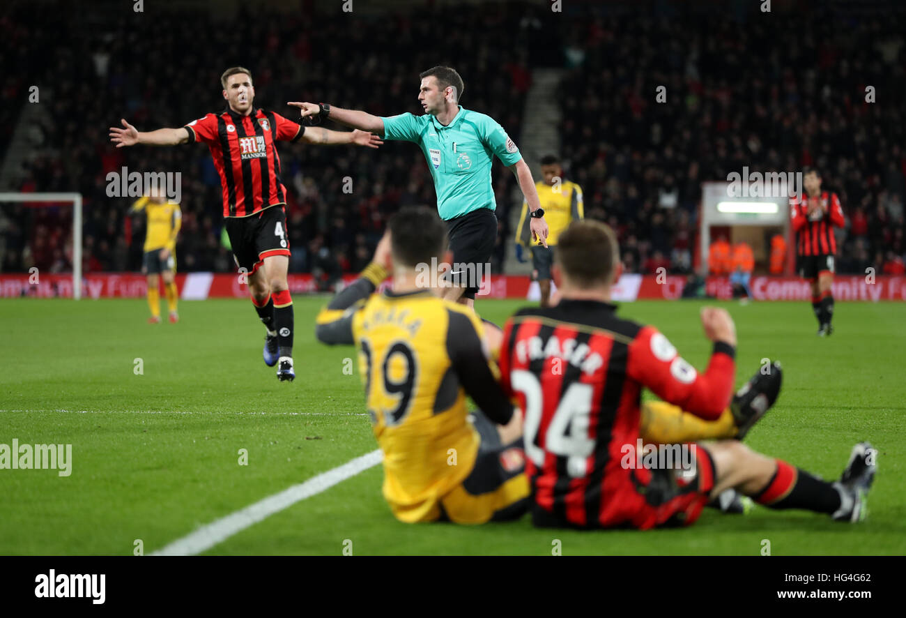 Arbitre Michael Oliver awards une pénalité à Bournemouth AFC au cours de la Premier League match au stade de vitalité, de Bournemouth. Banque D'Images