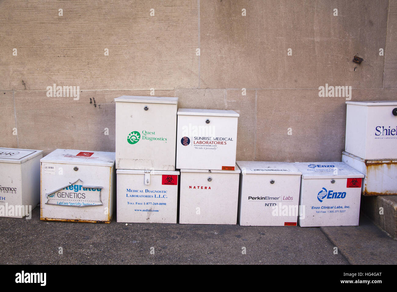 Boîtes d'essai médical verrouillé en attente de l'extérieur d'un cabinet de médecin à Midtown Manhattan. Banque D'Images