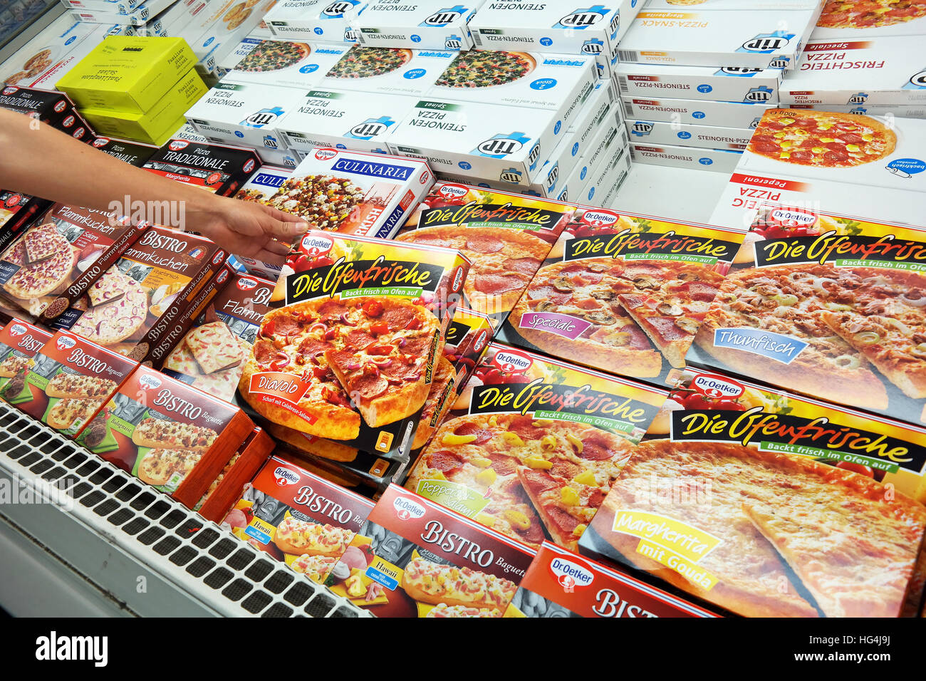 Congélateur rempli de pizzas au supermarché local Banque D'Images