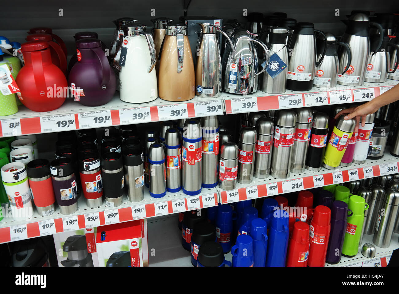 Assortiment de thermos dans un magasin Banque D'Images