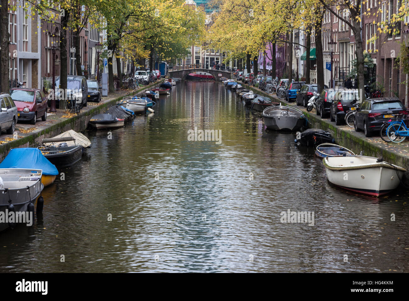 Bateaux le long du canal d'Amsterdam, Banque D'Images