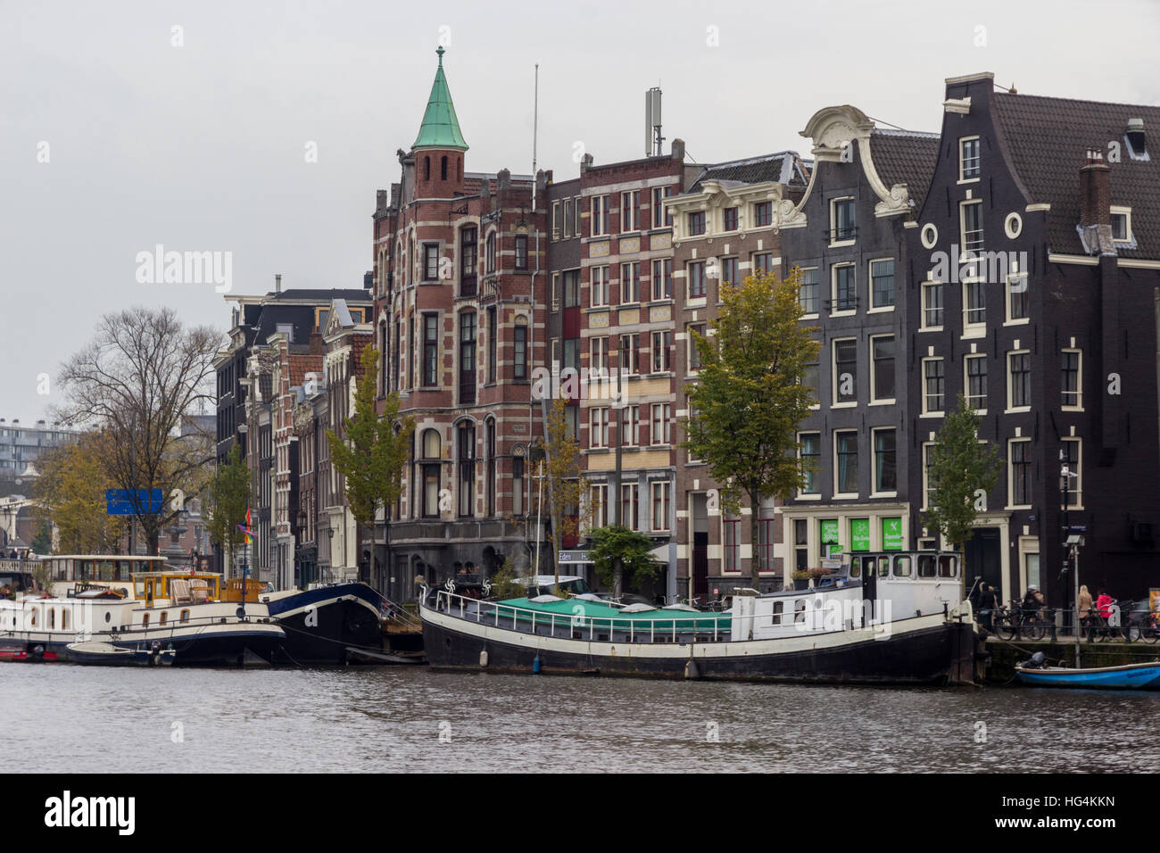 Bâtiment traditionnel le long d'un canal à Amsterdam Banque D'Images