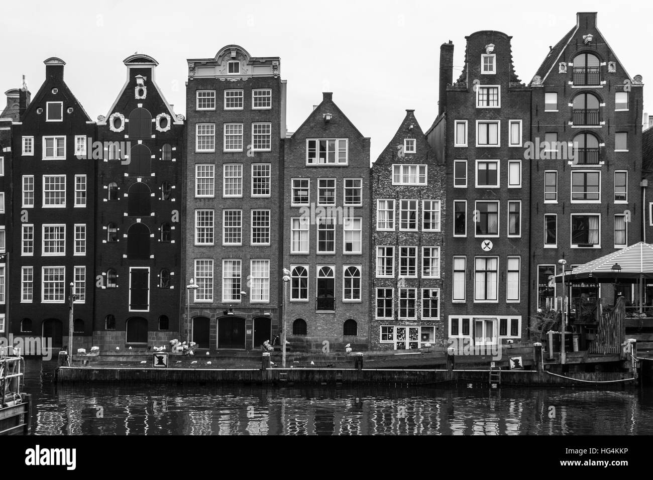 Maisons bordant un canal à Amsterdam Banque D'Images